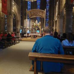 Pilgermesse in Roncesvalles. Kommt mir spanisch vor, die Predigt versteh ich dann aber doch.