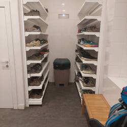 Hier werden die Wanderschuhe abgelegt. Es geht nur mit Schlapfen weiter.