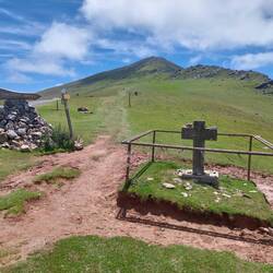 Kreuz von Thibauld - ganz in der Nähe soll sich das Rolandslied abgespielt haben!