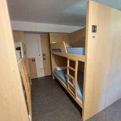 Alles, was man sich als Pilger wünschen kann. Bett, Spind, Steckdose.