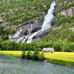 Wasserfall an unserem Campingplatz in Hildal
