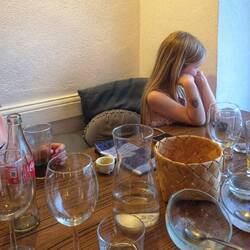 Unser Tisch war sogar oben mit Panoramafenster zum Hafen