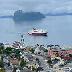 Ankunft der Hurtigrute am Morgen.