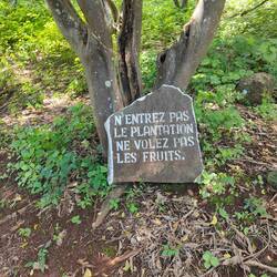 Schilder sind grundsätzlich in Spanisch angeschrieben, ausser dieses Schild. 🧐 Wieso wohl?? 😆