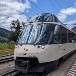 Panoramazug, oben in der Kanzel sitzt der Triebfahrzeugführer