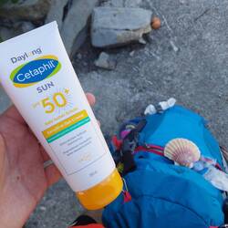 Für die sonnigen Stellen zwischendurch schmier ich mich brav ein. Hilft nix - werd trotzdem rot...