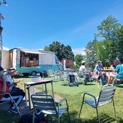 Pause zwischendurch bei einem Foodtruck.