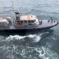 The tug leaving the Azamara