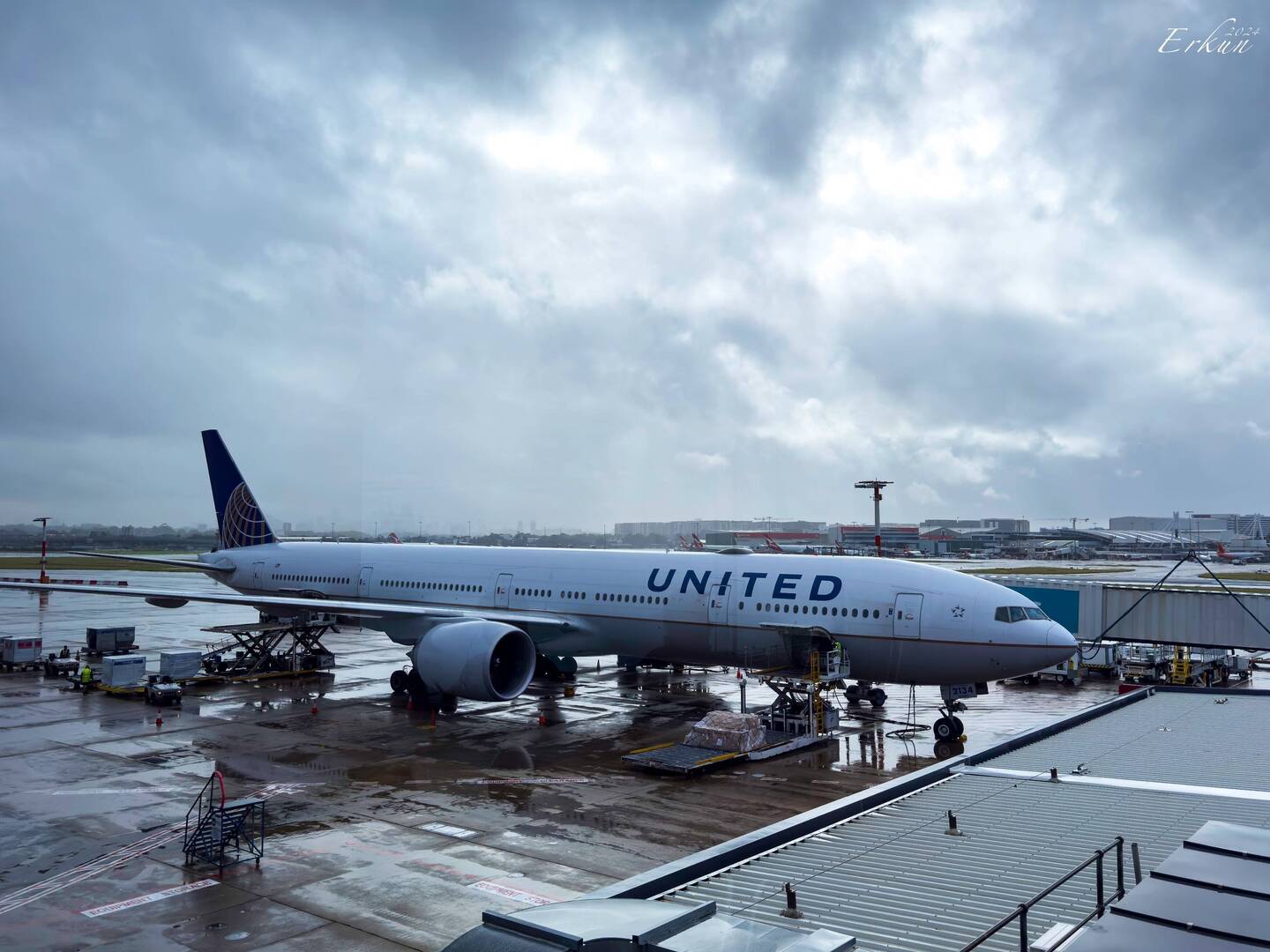 UA870 being prepped for the flight to SFO — SYD ... Mascot NSW.