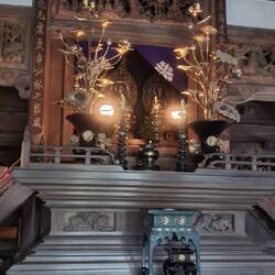 Altar mit Lotusblüten.