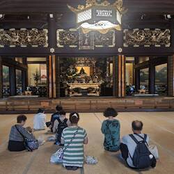 Kurze prayer session.