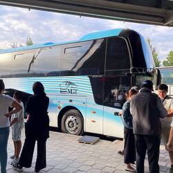 Schuhe auf dem Podest ausziehen und in Plastiksäcken in den Bus nehmen