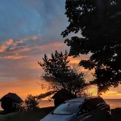 Aussicht aus dem Womofenster. Die Sonne ist rechts.