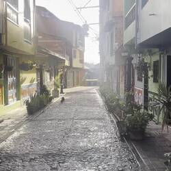 Bunt und verschlafen dieses Dörfchen