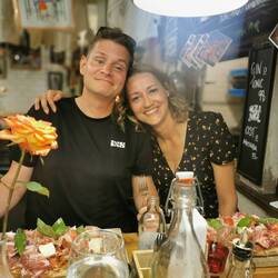 Essen im Carls Deli (https://carlsdeli.se) unscheinbar, aber super!