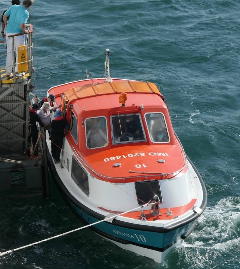 Das ist ein Tenderboot, die hängen an der Artania außen am Schiff .