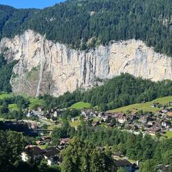 Der Staubbachfall, mit 300 Metern ist er der höchste frei fallende Wasserfall der Schweiz