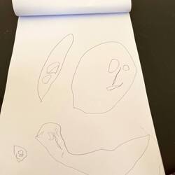 Pepe malt uns schon zu viert 🥰 "Papa, Mama- wie heißt den meine Schwester?Ich mag sie dazu malen ♥️