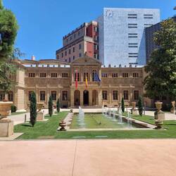 Der Sitz der navarrischen Landesregierung. Links einer von mehreren Mammutbäumen in Pamplona.