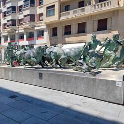 Das Stierlauf-Denkmal. So ungefähr wird es sich morgen in einzelnen abgesperrten Gassen abspielen.