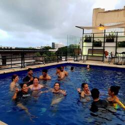 After-Beryl Fun im Rooftop-Pool