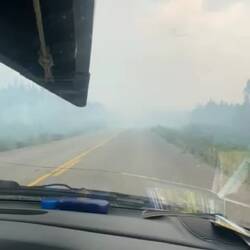 Eskortiert durch das Brandgebiet