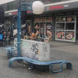 Diese Bank-Laternenkonstruktion ist mir noch nie aufgefallen, aber neu sieht sie nicht gerade aus 😂