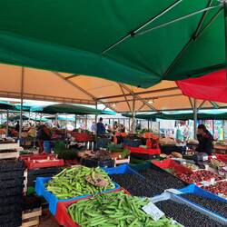 Davor weitere Marktstände - nochmal soviel Fläche - Obst, Gemüse, Klamotten, Blumen etc. etc. ...