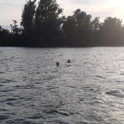 Es wehte Wind, so dass es unangenehme Plätscherwellen gab, gegen die sich nicht gut schwimmen ließ.