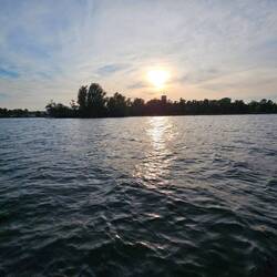 In diese Richtung ist die Donaucity.