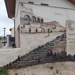 Jakobsweg-Enthusiasten am Ortsbeginn von Muruzábal.