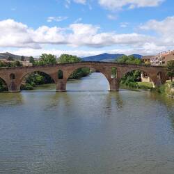 Die namensgebende romanische Brücke.