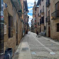 Die Straßen von Puenta la Reina. Im Hintergrund der Glockenturm der Kirche Santiago el Mayor.