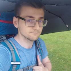 Von morgens bis mittags nieselt es. Mein Knirps hält mich und meinen Rucksack trocken.