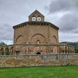 Ein kleiner Abzweiger für die achtäckige Iglesia de Santa Maria de Eunate aus dem 12. Jh.