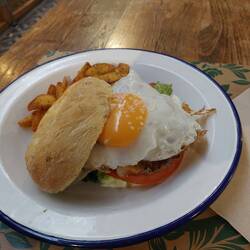 Ein Cervesa und Burger mit navarrischem Fohlenfleisch(!) zum Abschluss des Tages.