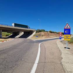 Nicht ganz so schön: Manchmal führt der Camino mitten über die Straße.