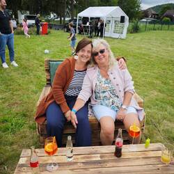 Chillen auf dem Sommerfest - Katrin und Sylvia, das Geburtstagskind