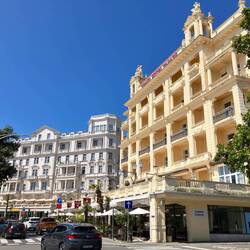 Bim Uusstiige erstuuned die Hotelpaläscht