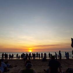 Und alle sitzen am Strand und warten auf den Sonnenuntergang