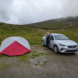unser Zeltplatz, am rande eines Parkplatzes. Bissi feucht