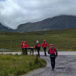 Anscheinend hat sich auch einer den Knöchel verletzt und musste geborgen werden