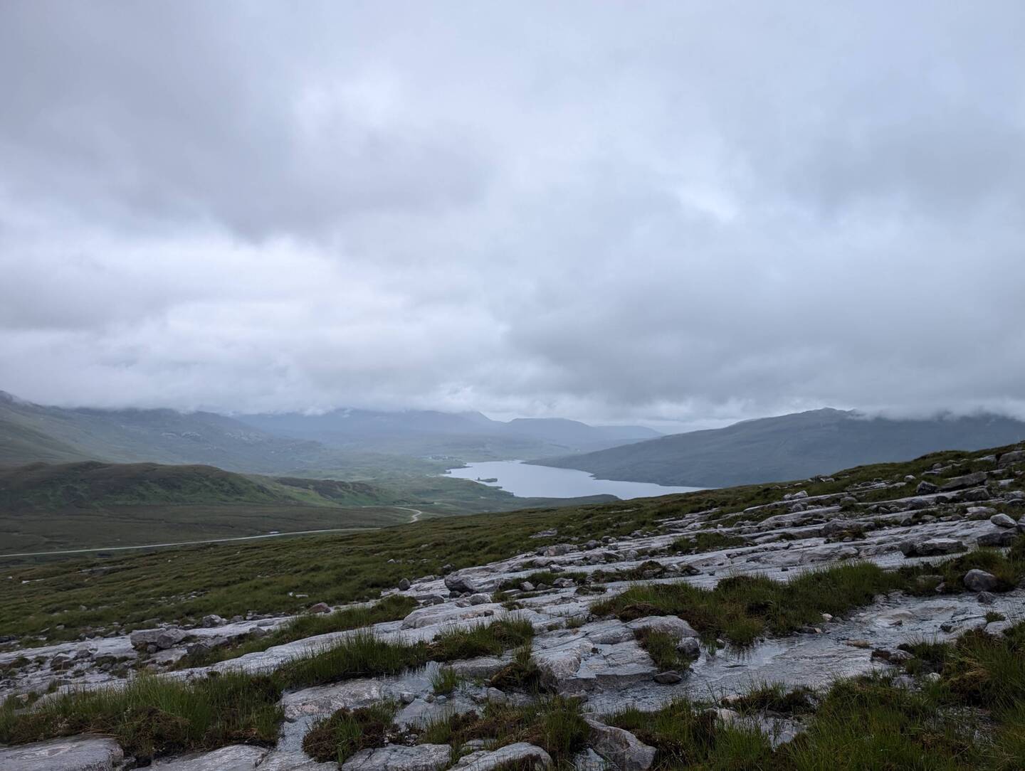 Die Aussicht auf Loch Assynt mit Blick auf Burgruine (für Adleraugen)