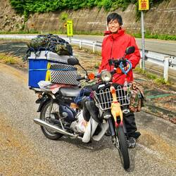 Bergbegegnung: Fünf Jahre durch Japan mit dem Moped. Respekt!