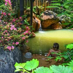 Erst mal onsen....zur Erholung. Mussten aber nochmal gut bergauf danach. Insgesamt 1800hm an dem Tag