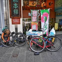 Um schnell nach Tokio zu kommen, müssen wir für den Zug die Räder auseinander bauen und verpacken.