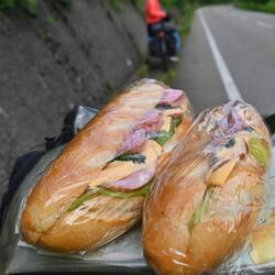 Lohn für die Mühen am Pass: Eine Frau schenkt uns zwei Sandwiches zur Stärkung aus dem Auto.