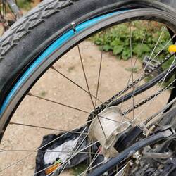 Neue Speiche am alten Rad
