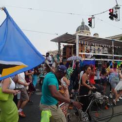 Das ist die Flagge von St. Lucia, einem Karibikstaat.
