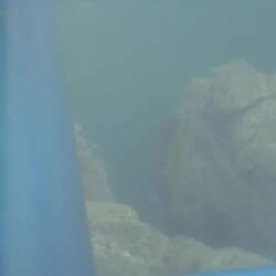 Mit Überschuhen auf der Glasplattform